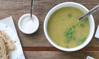 Sopa crema de puerros y papa, una de las opciones de la carta de Ninina.