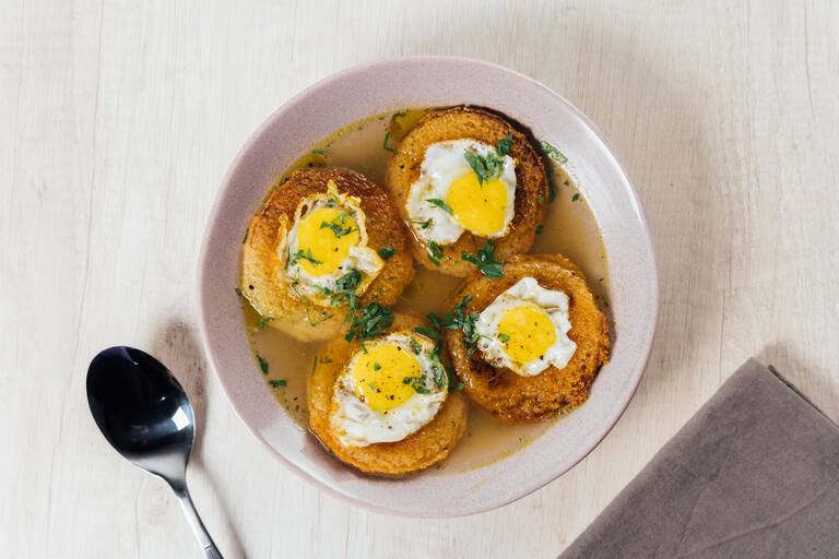 Sopa de ajos con tostadas y huevo de codorniz