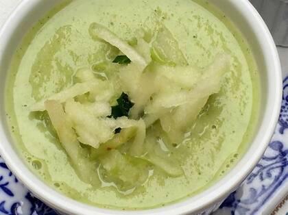 Sopa de brócoli y manzana verde