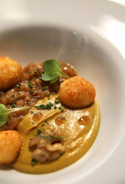 Sopa de cebolla, crema de queso y curry, bolas de pecorino, mollejas, gel de tomillo y nuez