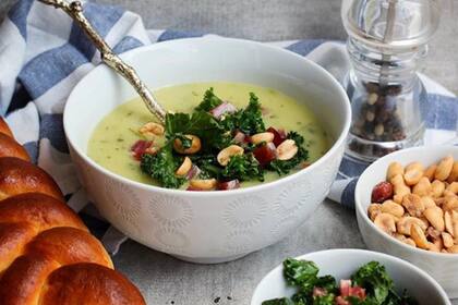 Sopa de crema de verduras Knorr con kale salteado, panceta y maní crocante