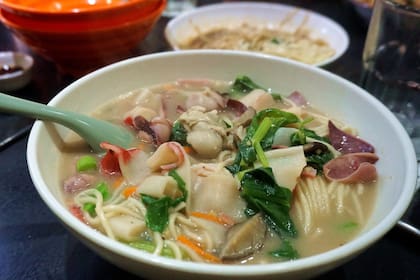 Sopa de fideos de trigo con mariscos en Mian