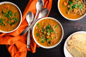 Sopa de lentejas y papas.