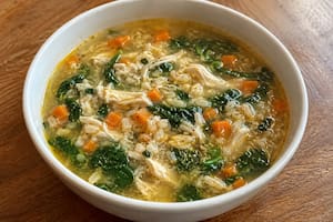 Sopa de pollo, avena y espinaca