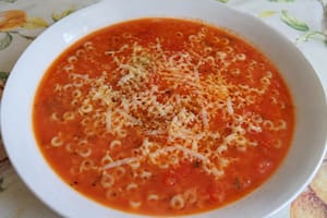 Sopa de tomate, fideos municiones y queso