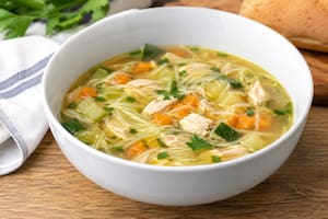 Sopa de verduras, pollo y cabello de ángel