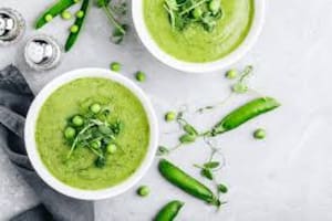 Sopa fría de arvejas frescas con menta