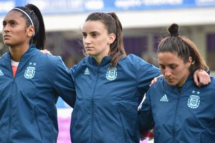 Sophie Braun, formada en el momento del himno, en su debut en la selección mayor.