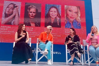 Sophia Bush compartió el escenario con Ashlyn Harris en Francia