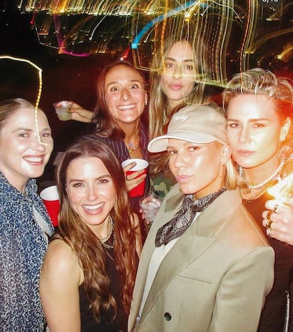 Sophia Bush y Ashlyn Harris posan con un grupo de amigas