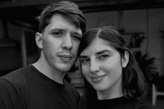 Una pareja de estudiantes fue encontrada muerta a cuadras de distancia