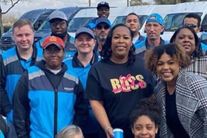 Sophia con los empleados de su compañía, con la que factura 3 millones de dólares al año