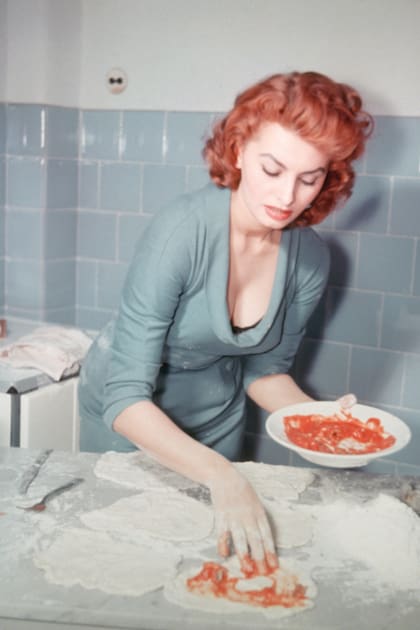Sophia en la cocina, en 1965. Siempre tuvo una relación de amor con la comida de Nápoles, su ciudad. “Mangiare intelligentemente è un’ arte”, es una de sus máximas.