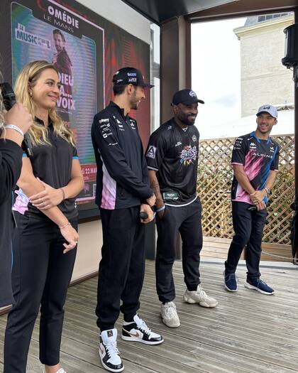 Sophia Floresch con Pierre Gasly y Estaban Ocon de Alpine