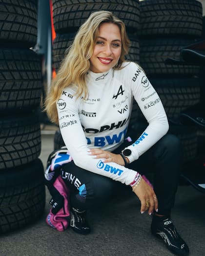 Sophia Floresch es una piloto alemana de 24 años que integra la Academia de pilotos de Alpine (Foto: Instagram @sophiafloersch)
