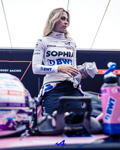 Sophia Floresch se define en su perfil de X como: "Solo una chica ALPINE normal corriendo en la Fórmula 3 de la FIA contra el tiempo y los hombres"