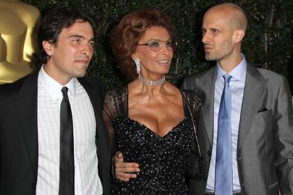 Sophia Loren con sus dos hijos, el compositor Carlo Ponti Jr y el director Edoardo Ponti