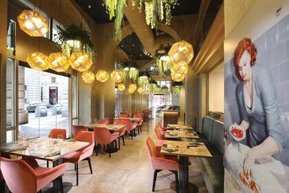 Sophia Loren Original Italian Food ofrece un servicio de restaurante, bar y coctelería, cafetería y pastelería