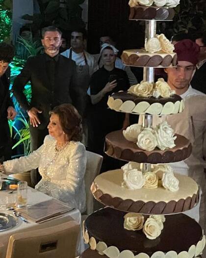 Sophia Loren, vestida para la ocasión por su gran amigo Armani, y la estupenda torta de cumpleaños