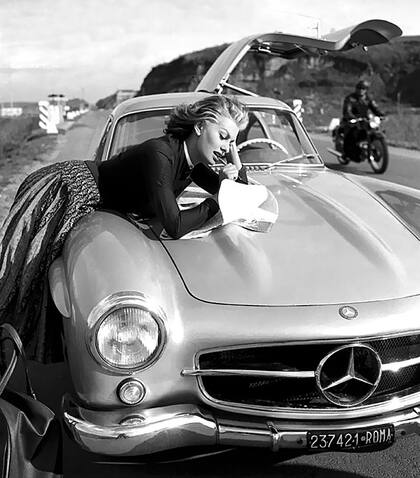 Sophia Loren y su Mercedes-Benz 300 SL. La diva italiana prefería a la mítica coupé “Alas de Gaviota” antes que los deportivos de su país