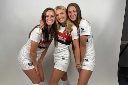 Sophie Broun y una sesión de fotos de su equipo, junto a dos compañeras.