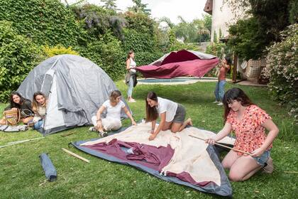 Sophie Burns, junto con sus amigas preparan sus vacaciones en el sur