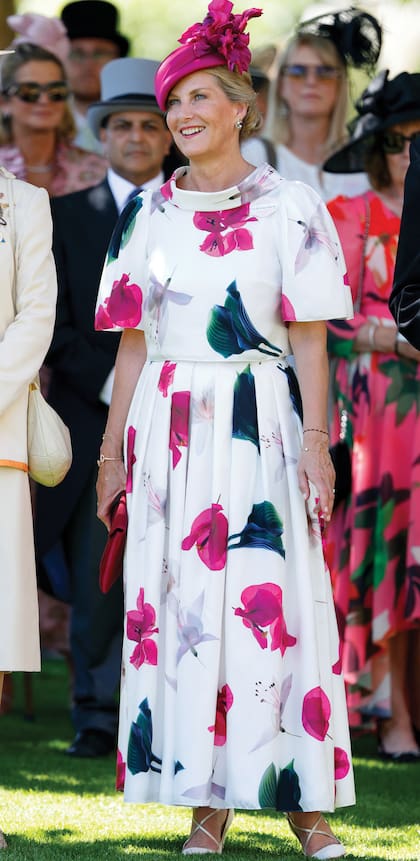 Sophie de Edimburgo brilló en la segunda jornada de Ascot con un outfit de blusa y falda estampada de Suzannah, zapatos de Emmy London, clutch al tono de Sophie Habsburg, sombrero de satén firmado por Jane Taylor y brazalete Chopard.