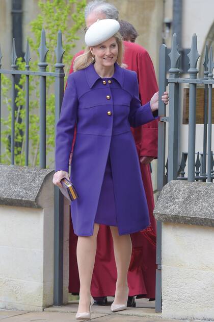 Sophie de Edimburgo, cuñada del Rey, con tapado y zapatos nude de Prada y clutch de pitón de Bally.
