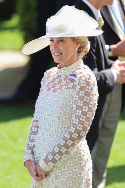 Sophie de Edimburgo optó por un vestido blanco para celebrar su 25° aniversario de bodas con el príncipe Eduardo, hermano menor del rey Carlos III. Se trata de un diseño con apliques de margaritas de Suzannah  London que combinó con un sombrero de Jane Taylor London. 
