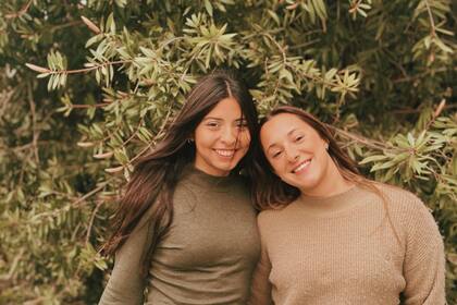 Sophie Gallego Barraco con Anabella Broggi, su amiga y cómplice en la idea de Ellas hacen agro