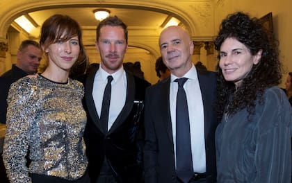Sophie Hunter, Benedict Cumberbatch, Jorge Telerman y Cynthia Cohen en septiembre último, en el Teatro Colón