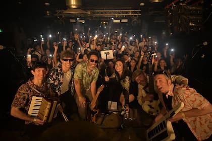 Sophie Oliver junto a su banda Brixton Cumbia Association (Foto: Instagram/@
brixton_cumbia_association)