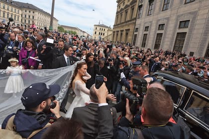Sophie, que estudió Ciencias Políticas en la University College de Londres, rodeada por una multitud en la Odeonsplatz.