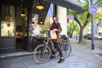 Sophie Starzenski se lleva un take away del local que hace un 10% de descuento para quienes van en bici