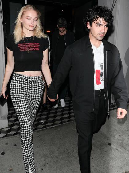 Sophie Turner y Joe Jonas, de la mano; la pareja se comprometió en octubre del año pasado