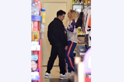 Sophie Turner y Joe Jonas fueron a un negocio de ropa para bebés