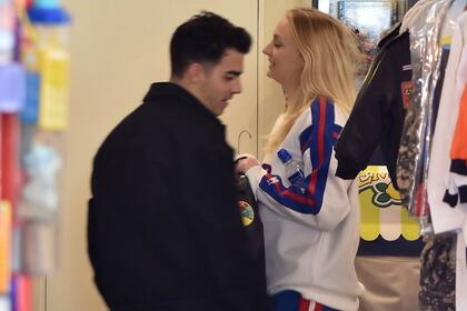 Sophie Turner y Joe Jonas fueron a un negocio de ropa para bebés