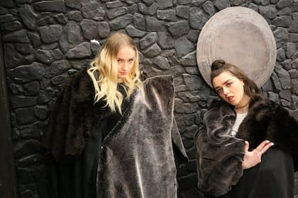 Sophie Turner y Maisie Williams, divertidas durante el festival