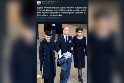 Sophie Winkleman, su marido Frederick Windsor y la princesa Miguel de Kent le rindieron sus respetos a la reina (Foto: Captura de Twitter)