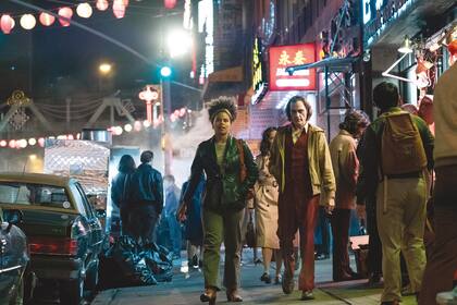Sophie (Zazie Beetz) y Arthur recorren Gotham, a comienzos de los 80, una ciudad muy parecida a la Nueva York real de esa época