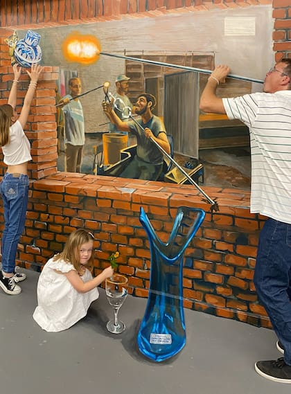 Soplar el cristal de la cristalería San Carlos es una de las propuestas del nuevo espacio 3D.