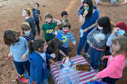 Soplar las velitas al aire libre y con amigos, así fue el cumpleaños de Julián en la plaza Zapiola