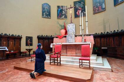 Sor Angel Bipendu de la comunidad cristiana del Redentor, en una iglesia de la región de Lombardía