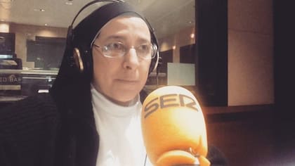 Sor Lucía Caram habitualmente participa de programas de radio y televisión; también es activa usuaria de Twitter e Instagram