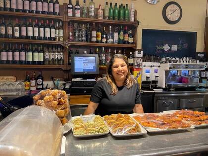 Soraida Ledezma en la barra del casino-bar La Paz, en Villoslada de Cameros, entre arepas y torreznos.
