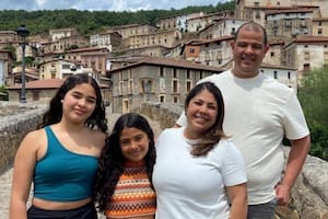 Soraida Ledezma y Carlos Escalona (derecha) junto a sus hijas en Villoslada de Cameros, La Rioja.