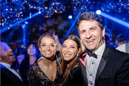 Soraya Mafud, esposa de Miguel Martín, Catherine Fulop y el humorista, en el casamiento Dybala-Sabatini