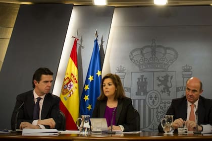 Soraya Sáenz de Santamaría, ayer, al hablar del caso, junto a los ministros Soria y De Guindos