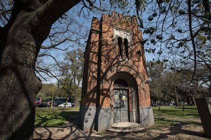 Sorprende la mínima y solitaria torre de Av. Figueroa Alcorta al 3800, a la altura del Jardín Japonés