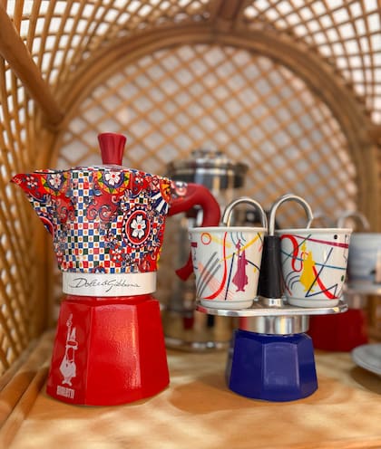 Sorpresa de edición limitada, una Bialetti by Dolce Gabbana.